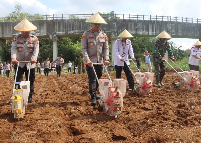 Polres Purbalingga Gelar Tanam Jagung Serentak dan Gerakan Pangan Murah di Kaligondang