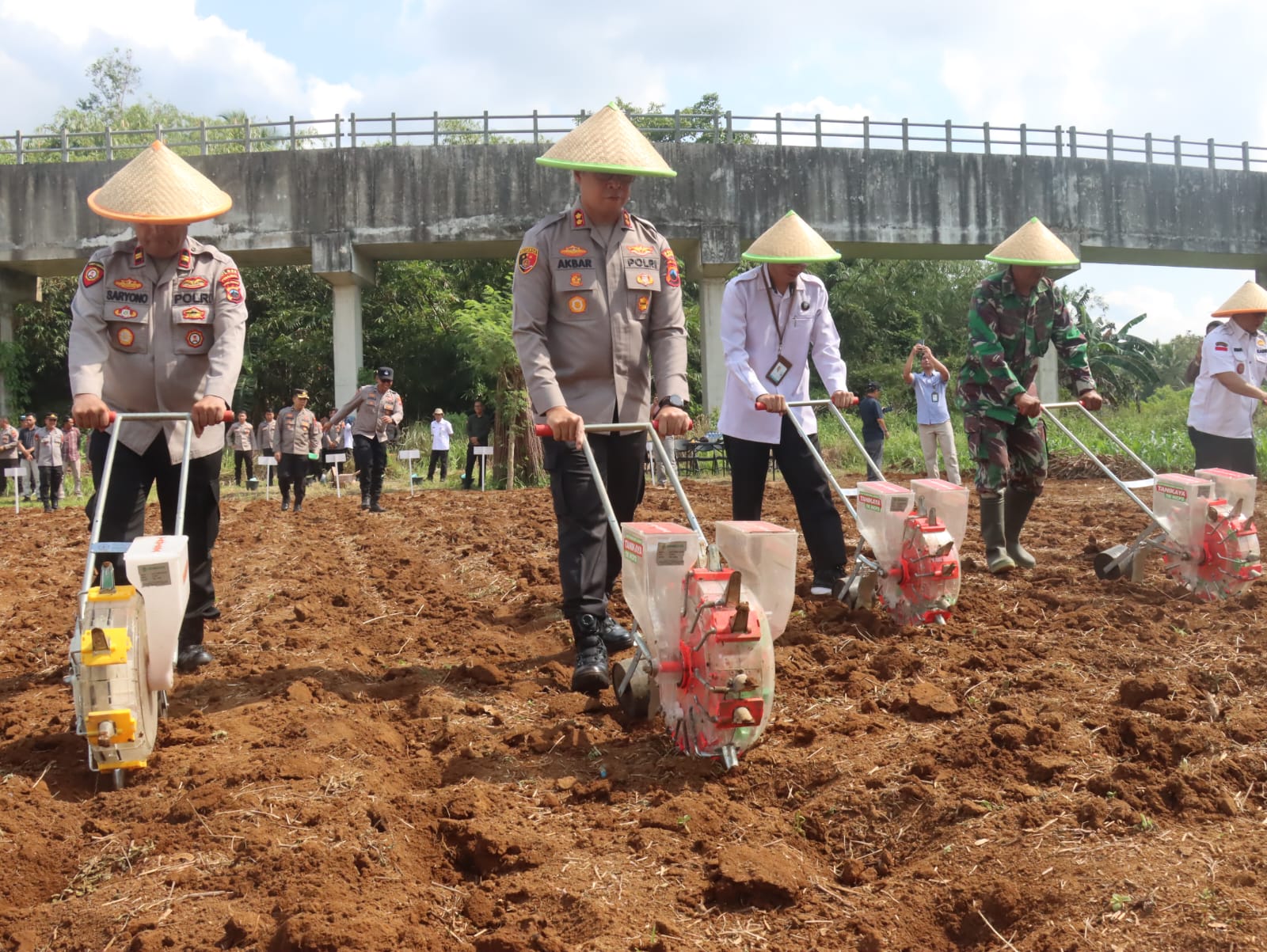 Polres Purbalingga Gelar Tanam Jagung Serentak dan Gerakan Pangan Murah di Kaligondang